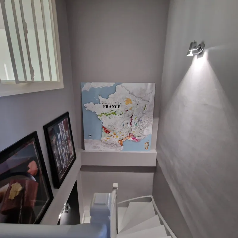 Carte des vins de France, carrée avec Corse accrochée dans un intérieur, en situation