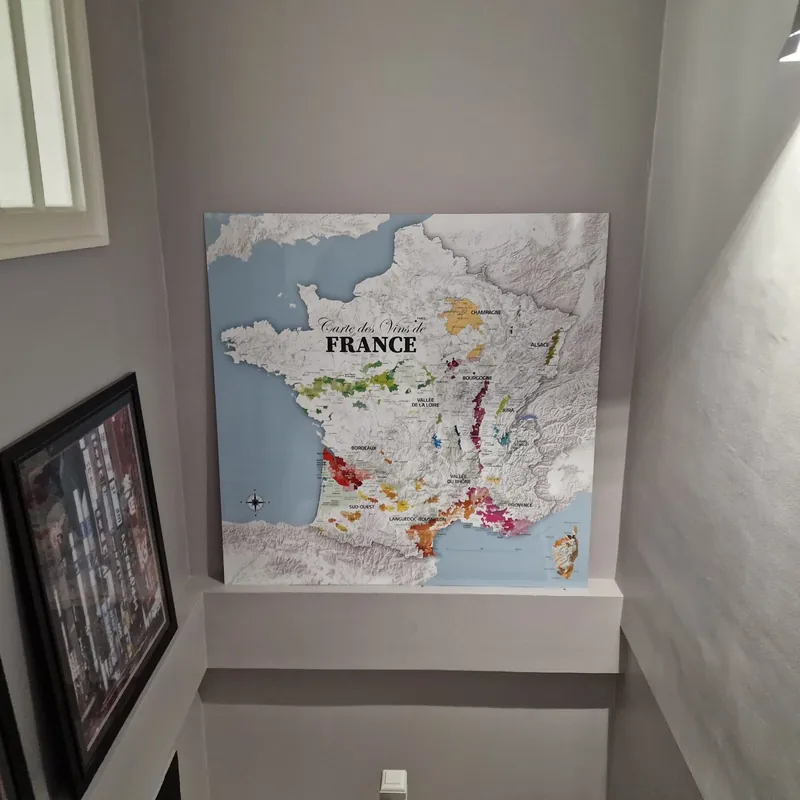 Carte des vins de France, carrée avec Corse accrochée dans un intérieur, en situation