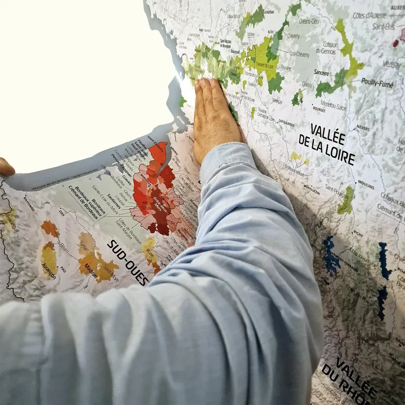 Carte des vins de France, sticker mural 120 cm accrochée dans un intérieur, en situation