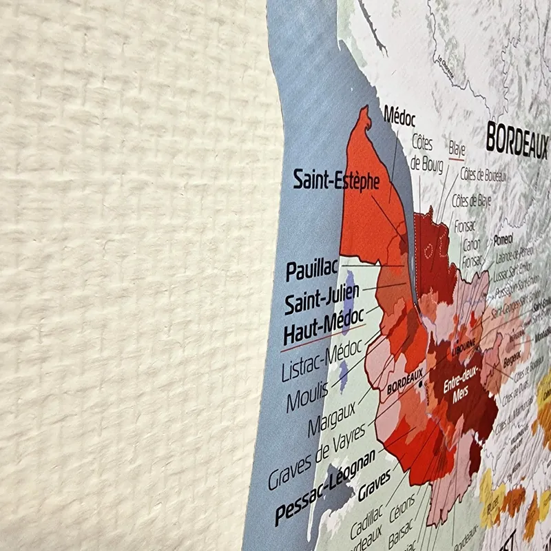 Carte des vins de France, sticker mural 120 cm accrochée dans un intérieur, en situation
