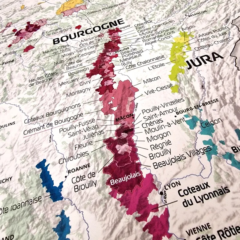 Carte des vins de France, sticker mural 120 cm accrochée dans un intérieur, en situation