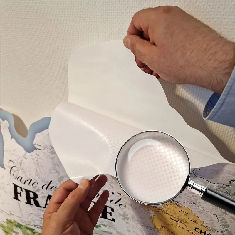 Carte des vins de France, sticker mural 120 cm accrochée dans un intérieur, en situation