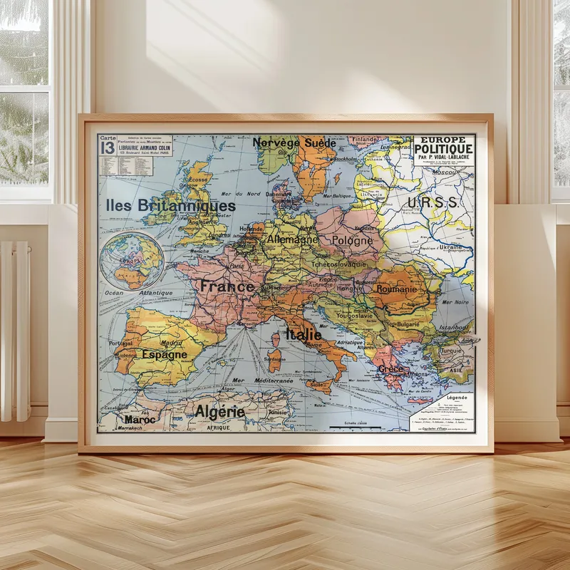 Carte Vidal-Lablache n° 13, Europe, politique accrochée dans un intérieur, en situation