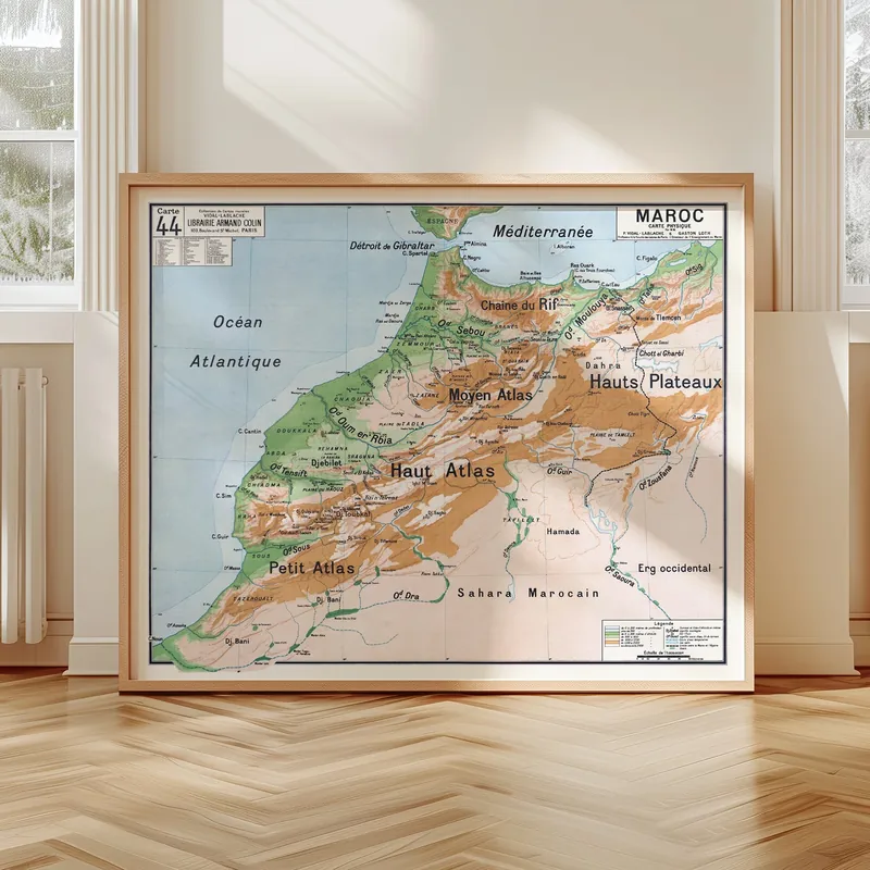 Carte Vidal-Lablache n° 44, Maroc, physique accrochée dans un intérieur, en situation