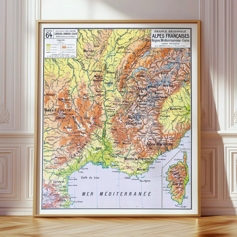 Carte Vidal-Lablache n° 64, Alpes françaises, physique accrochée dans un intérieur, en situation