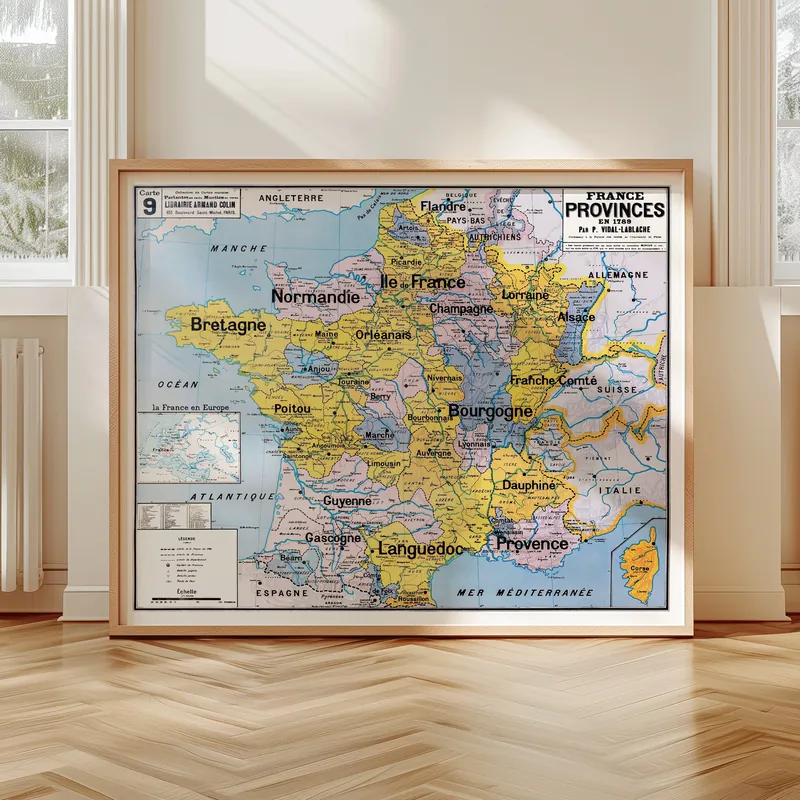 Carte Vidal-Lablache n° 9, France, provinces en 1789 accrochée dans un intérieur, en situation